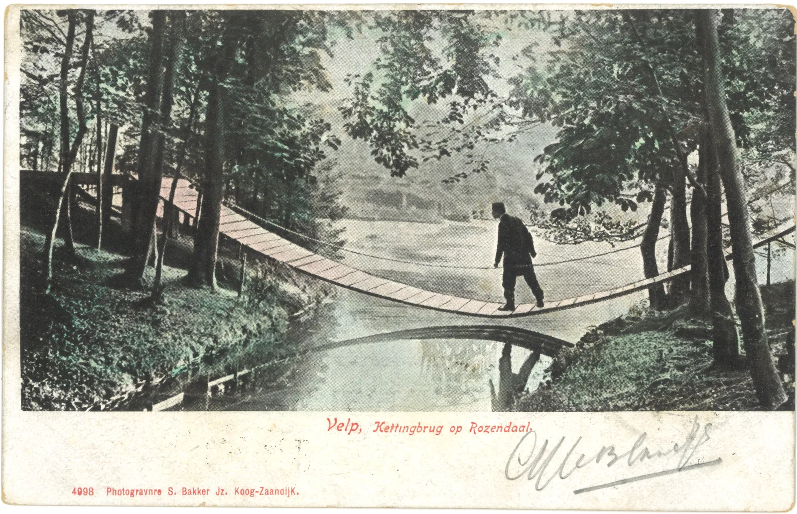 Oude ansichtkaart: een man loopt over de kettingbrug in het bos bij Velp, Rozendaal